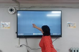 Освіта в укритті: як організувати урок у сховищі за допомогою мобільної панелі фото