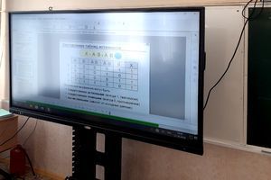 Реалії українських шкіл: як організувати &laquo;прокат&raquo; інтерактивної панелі між класами та обрати зручну стійку фото